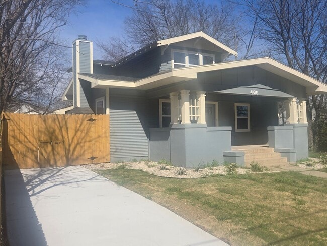 Foto del edificio - Newly remodeled 4 bedroom 3 full bath two story home located in the heart of Weatherford, TX