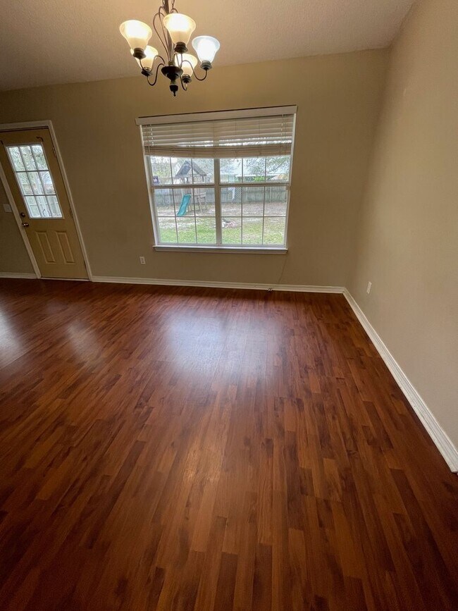 Building Photo - MOVE IN SPECIAL - 1 WEEK FREE RENT - MINUT...