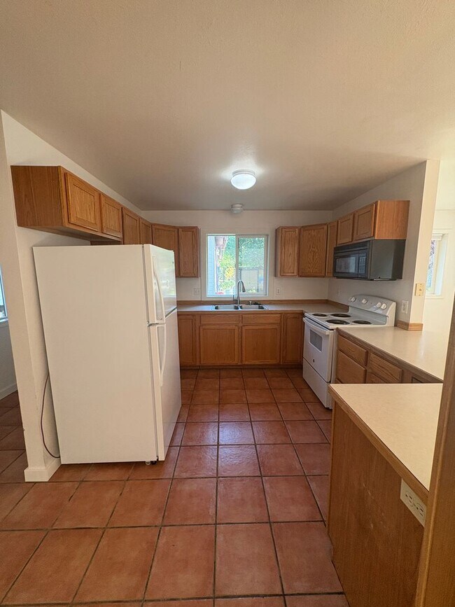 Foto del edificio - Classic 3 Bedroom 2 Bath Home with Attached 2 Car Garage!