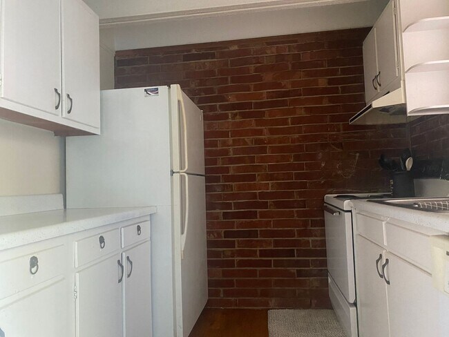 Building Photo - Hill House Apt 15
