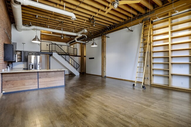Building Photo - Historic Downtown Loft with Reserved Parking
