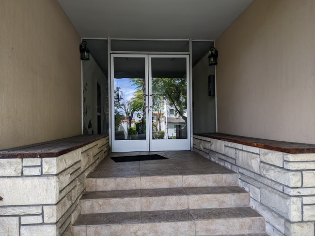 Building Photo - 1433 N Hayworth Ave