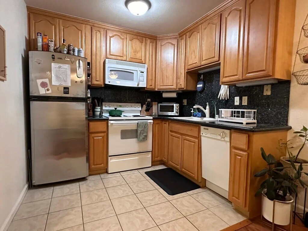 Primary Photo - 1564 Hollenbeck Ave