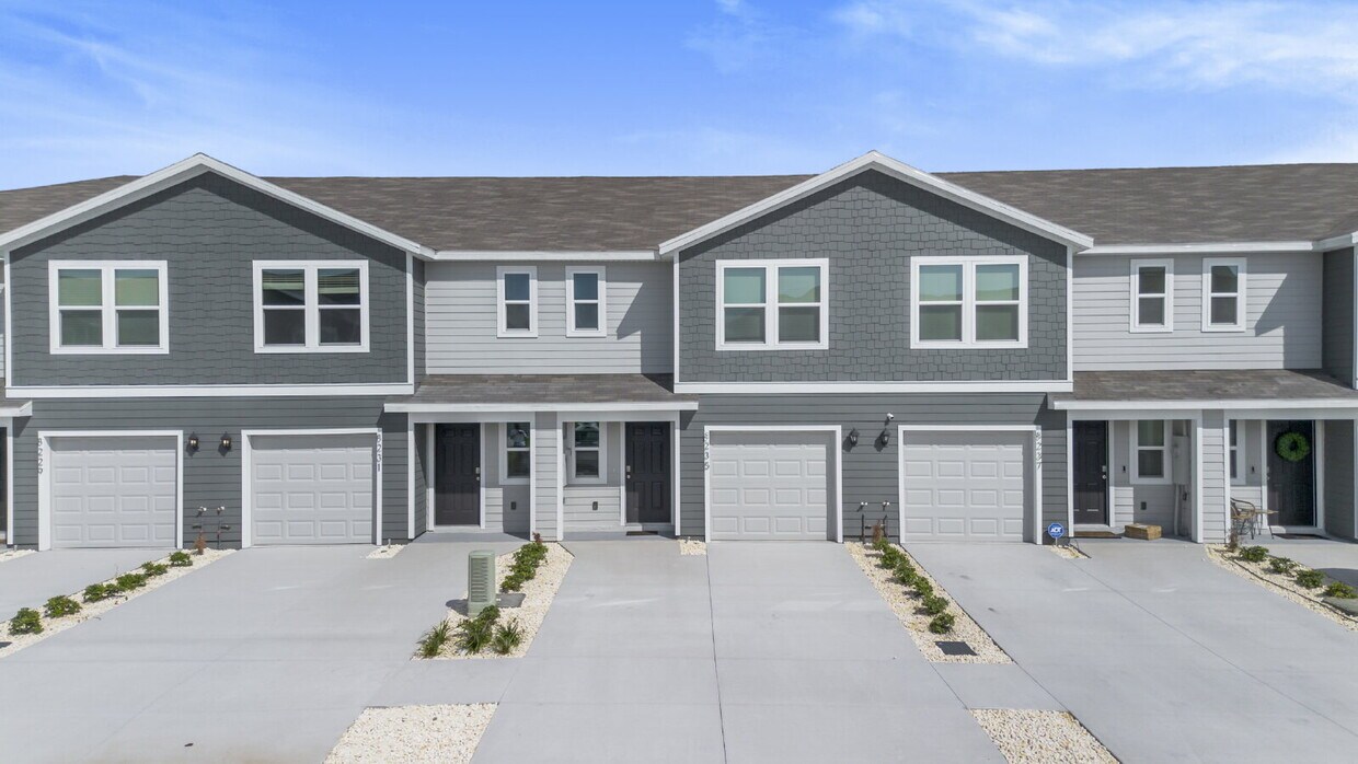 Foto principal - "Spacious 3-Bedroom Townhouse in Ocala wit...