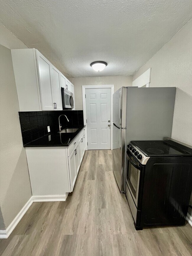 Foto del edificio - Remodeled Studio HOUSE with Fence and Garage