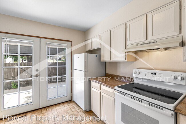 Building Photo - 2 br, 1.5 bath House - 41 Evergreen Street