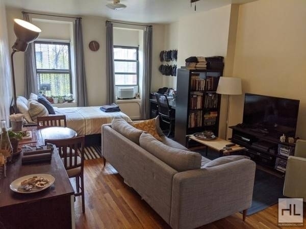 Primary Photo - Spacious Studio on Tompkins