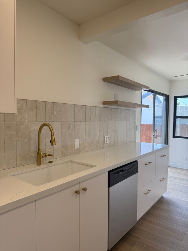 Foto del edificio - 1743 S Tremont St