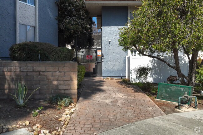 Entrada - Villa Knolls Apartments