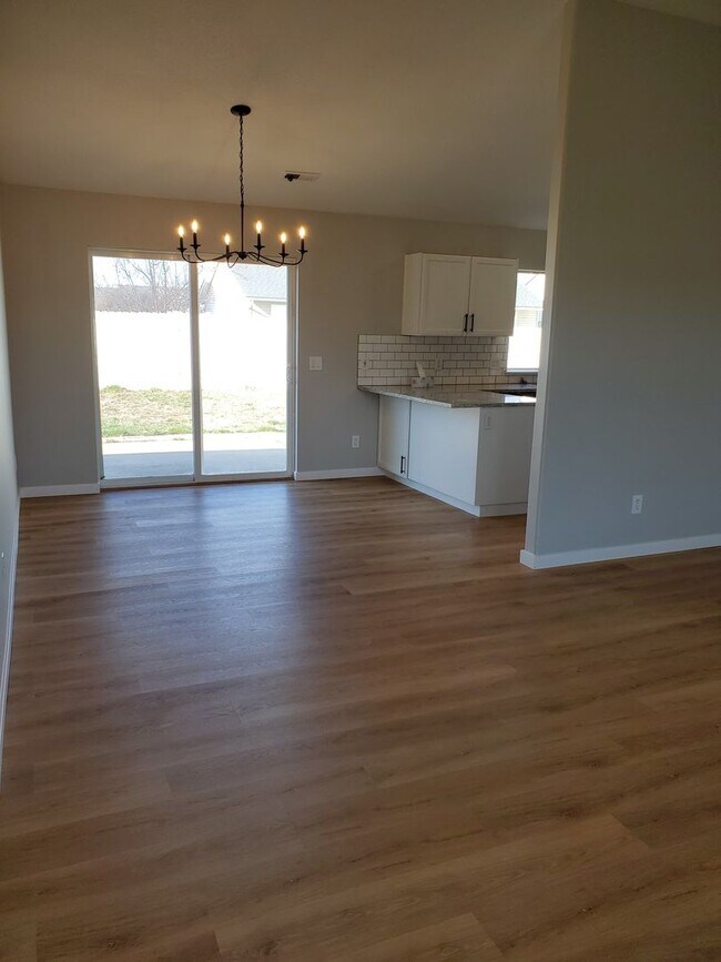 Building Photo - Beautiful updated 3 bedroom 2 bath home in...