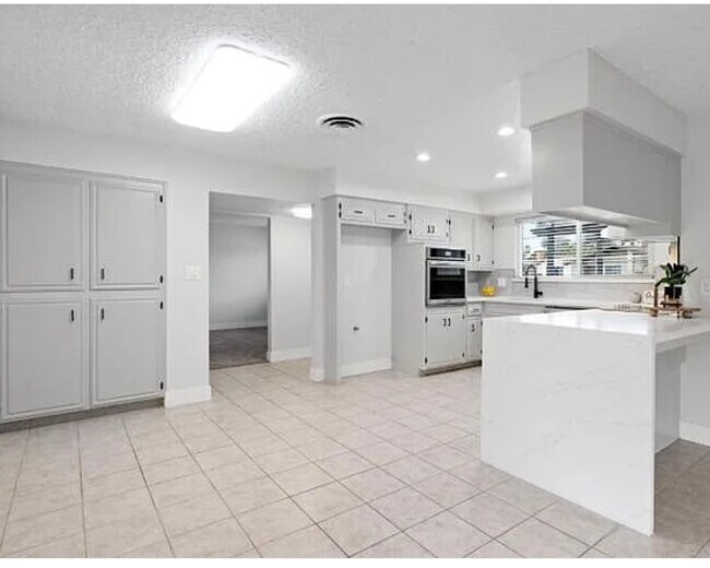 Foto del edificio - 6901 Caswell Ave