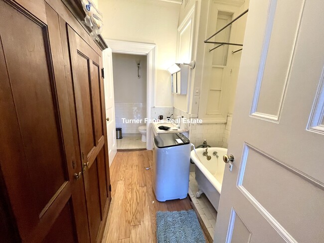 Building Photo - 464 Beacon St