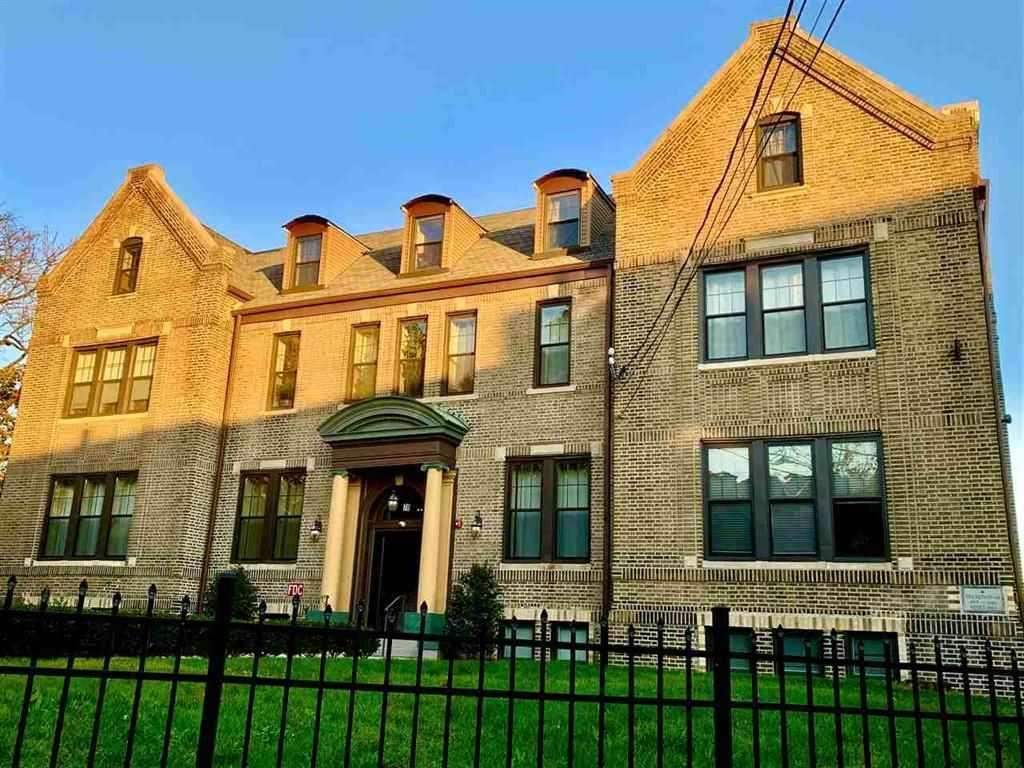 Primary Photo - 78 Summit Ave