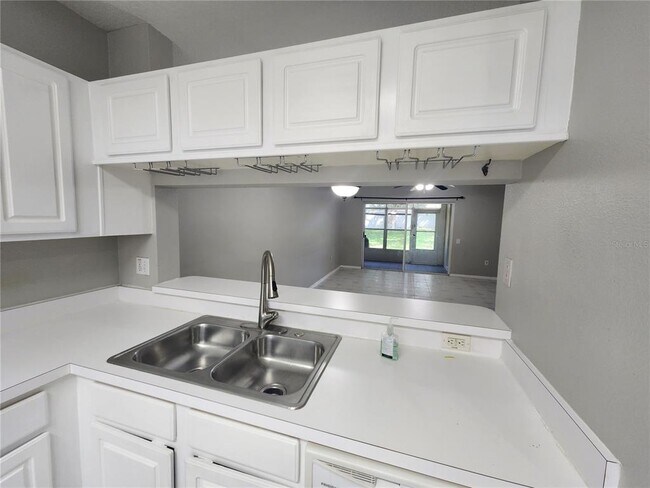 Foto del edificio - 2302 Lake Woodberry Cir