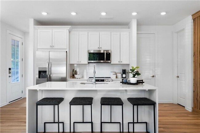 Foto del edificio - New luxurious townhome steps away from Downtown Acworth!