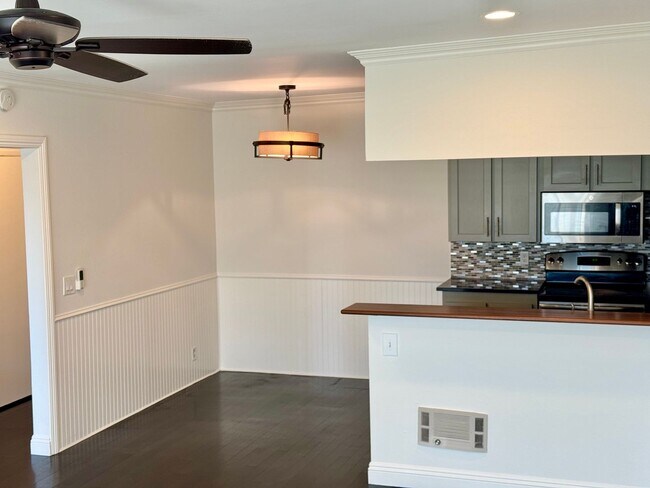 Building Photo - Top Floor 1 bedroom apartment Hermosa Beach