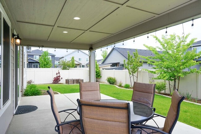 Building Photo - Elegant and Pristine Post Falls Home