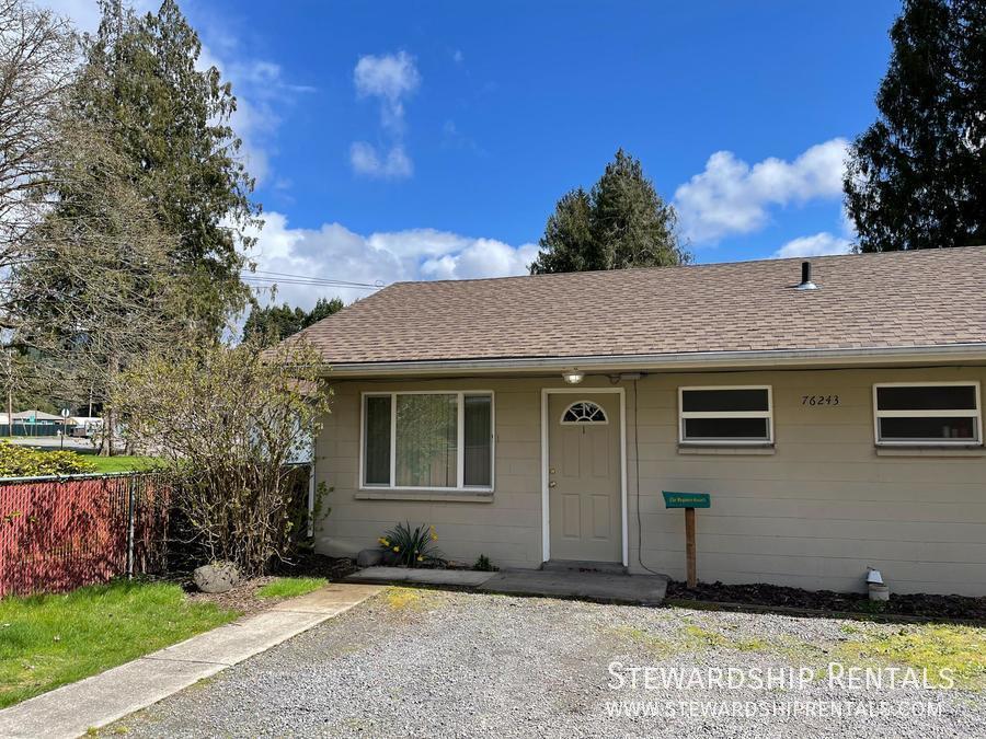 Primary Photo - 1 Bed/1 Bath Duplex in Oakridge!