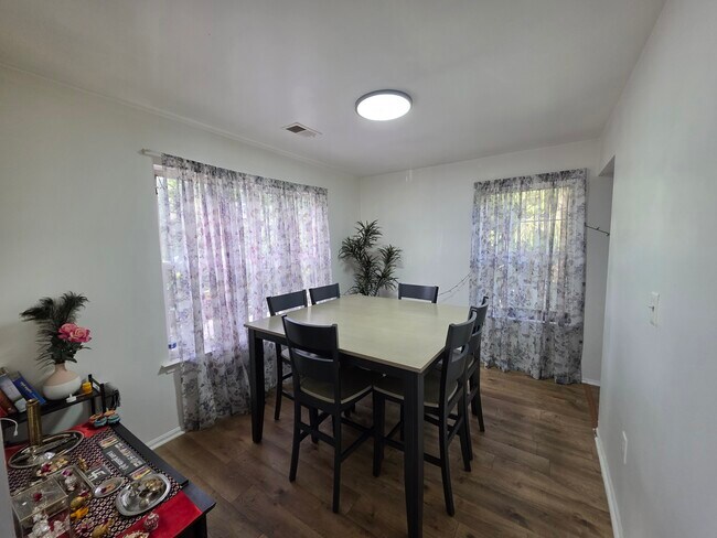 Foto del edificio - 1702 Cypress Ln