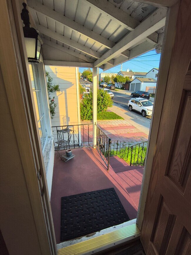 Foto del edificio - Cozy 3 BD/2 BATH Single Family Home With 2 Floors Located in Albany, Ca.