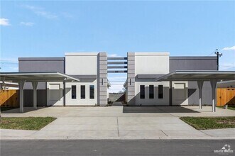 Building Photo - 914 N Spruce St