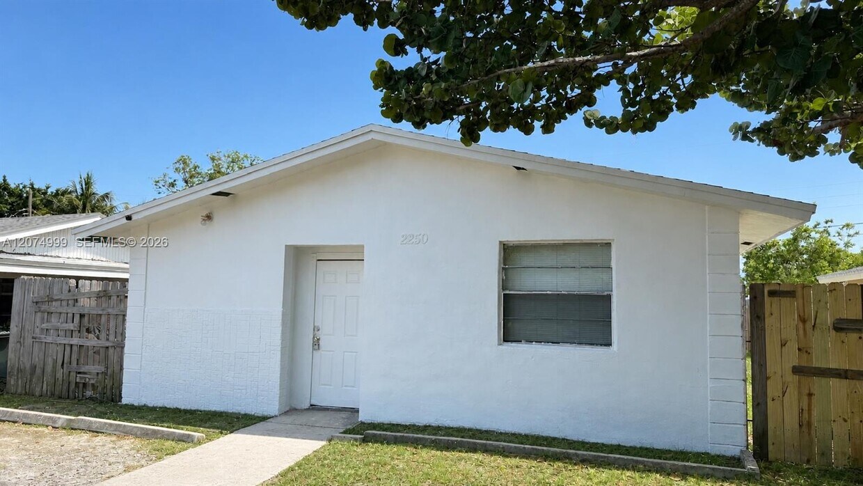 Building Photo - 2250 NW 4th Ct
