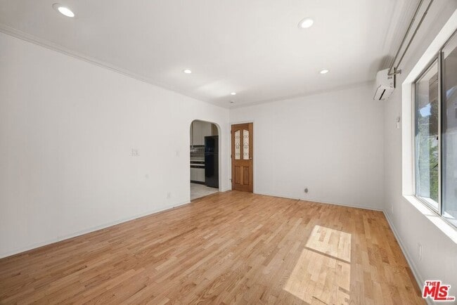 Building Photo - 1538 N Mariposa Ave