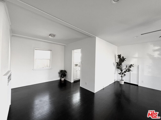 Building Photo - 5551 Mammoth Ave