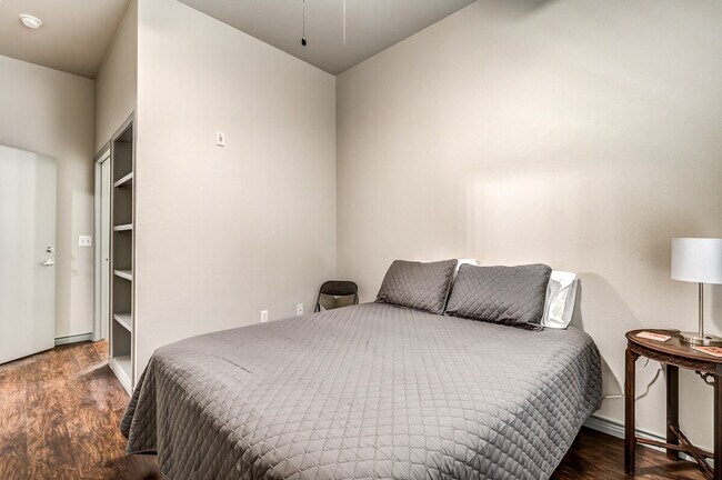 Building Photo - 136 W Elm Ave