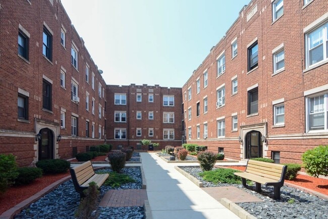 Building Photo - 634 W Oakdale Ave
