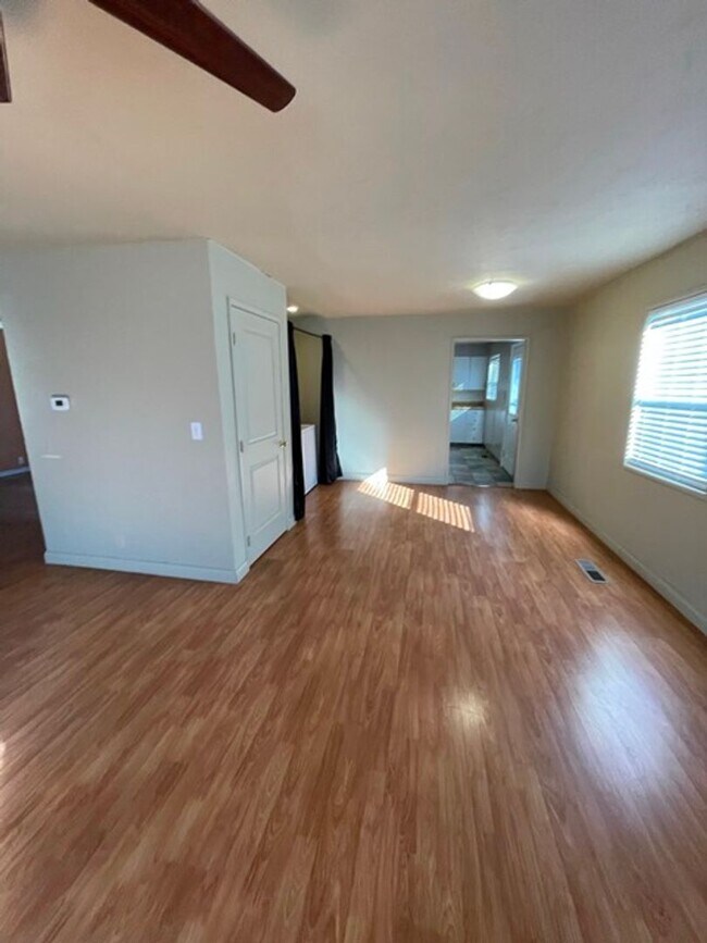 Building Photo - Great home near OIT and Hospital
