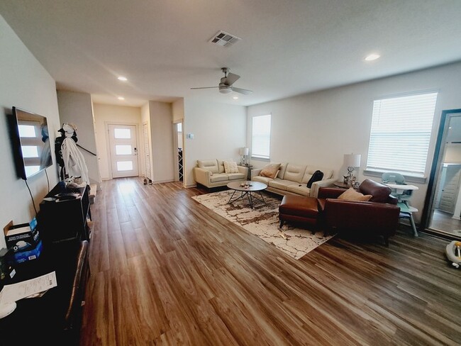 Foto del edificio - 7700 Linnie Ln
