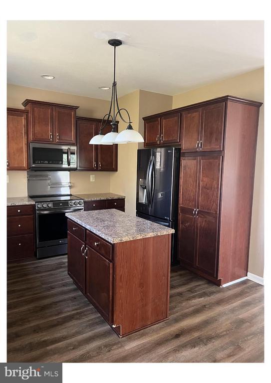 Building Photo - 1 Fieldstone Ct