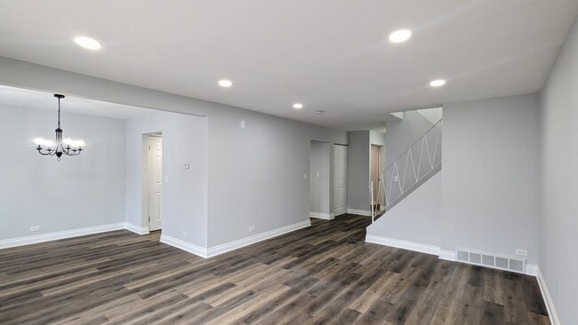 Building Photo - Updated 4 bd 2.5 ba plus a den spacious to...