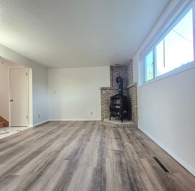 Foto del edificio - 615 Crestview Ave