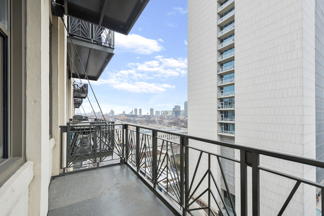 Building Photo - 758 N Larrabee St