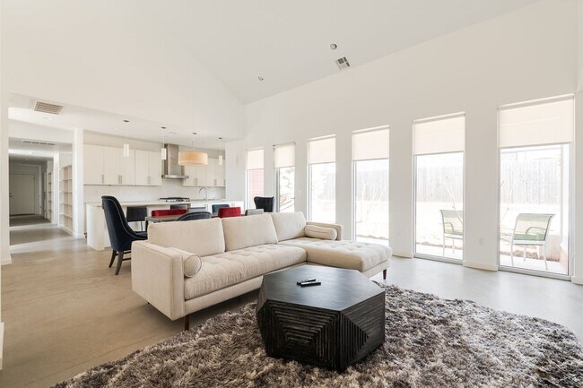Foto del edificio - Modern Living + Downtown OKC + 3 bedrooms + 2 Car Garage