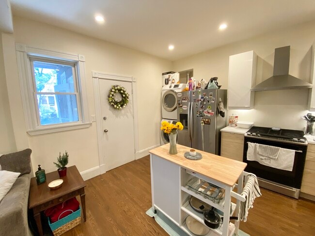 Building Photo - 110 Buttonwood St