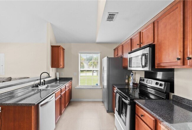 Foto del edificio - Spacious 4BR Home w/ Private Upstairs Suite in Southside Savannah