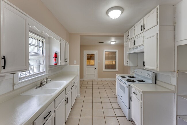 Building Photo - Beautifully renovated 3bedroom -1.5 bath h...