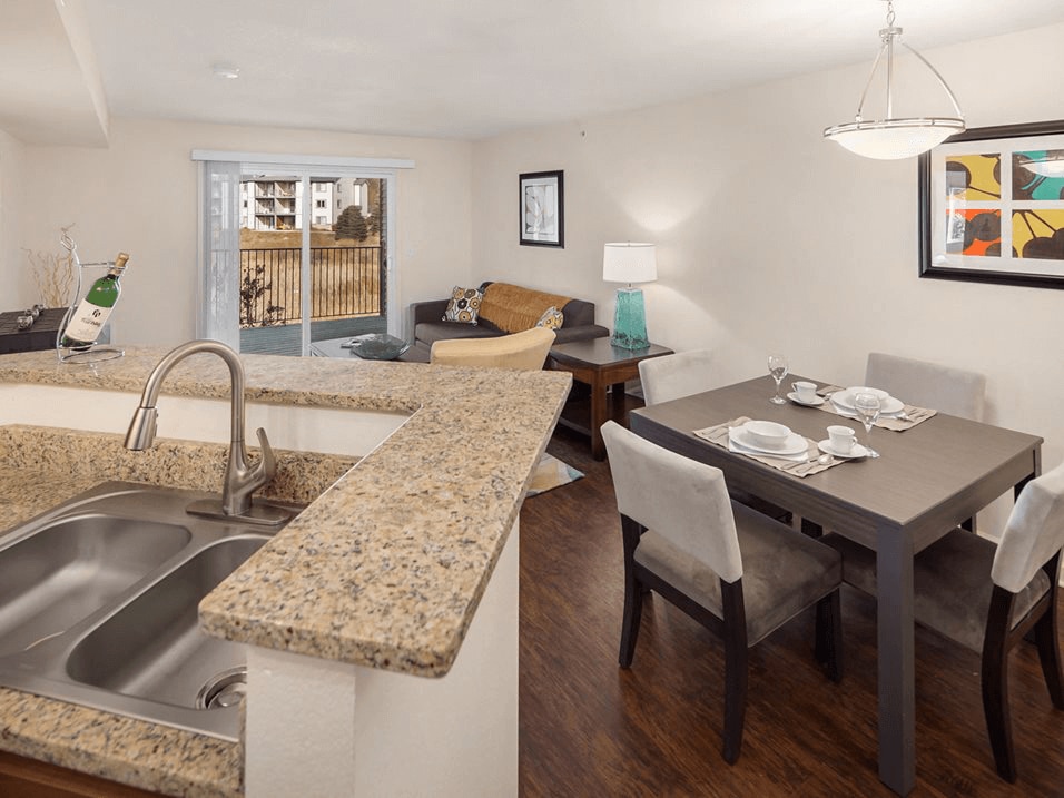 Cocina con fregadero doble - Woodland Ridge