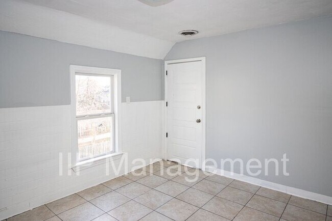 Foto del edificio - 2 BEDROOM/1 BATH REMODELED UPSTAIRS UNIT
