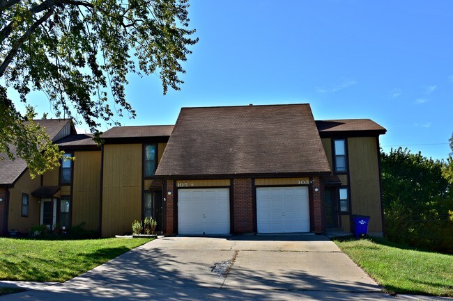 Building Photo - 111-117 N Saxony Dr