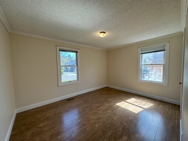 Building Photo - 1487 Oak Ave