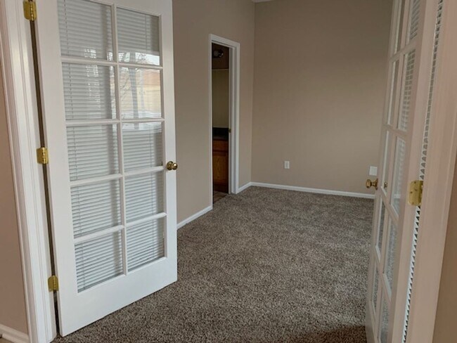 Building Photo - 3 bedroom 2 1/2 bath Townhouse that Has it...