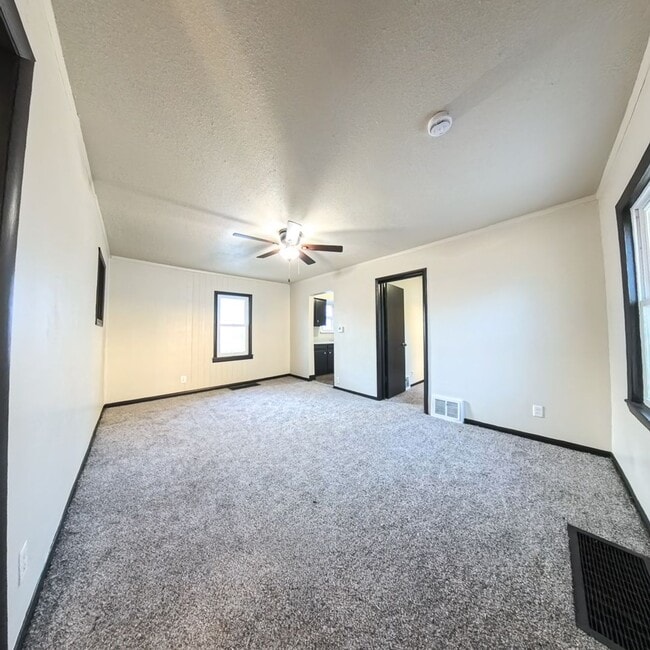 Building Photo - 2 Bedroom 1 Stall Garage East Side Home for Rent