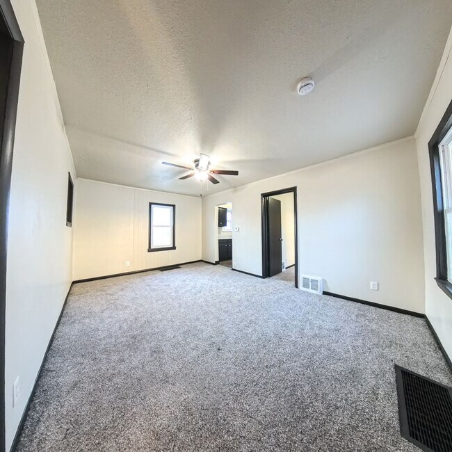 Foto del edificio - 2 Bedroom 1 Stall Garage East Side Home for Rent