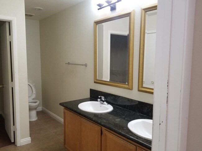 Building Photo - 3 Bedroom centrally located near Silverado...