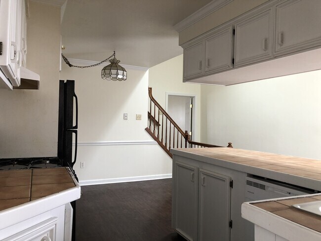 Foto del edificio - Spacious 2 BED/2 Bath -Off Street Parking!!