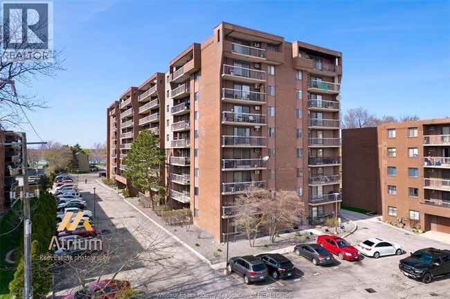 Building Photo - 3936 Wyandotte St E